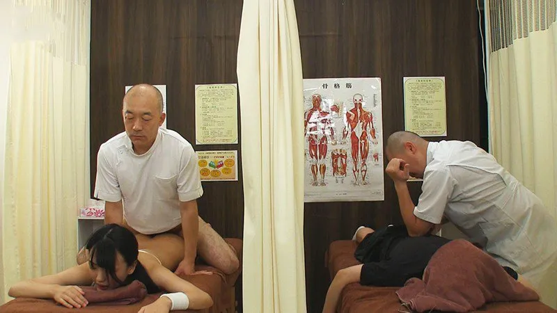 Dẫn bạn gái đi mát-xa rồi bị đụ cạnh bên mà không hề hay biết
