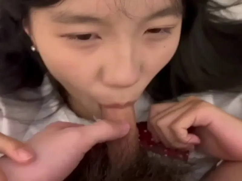 Em loli dễ thương liếm dương vật biến em thành con em đào nứng p2